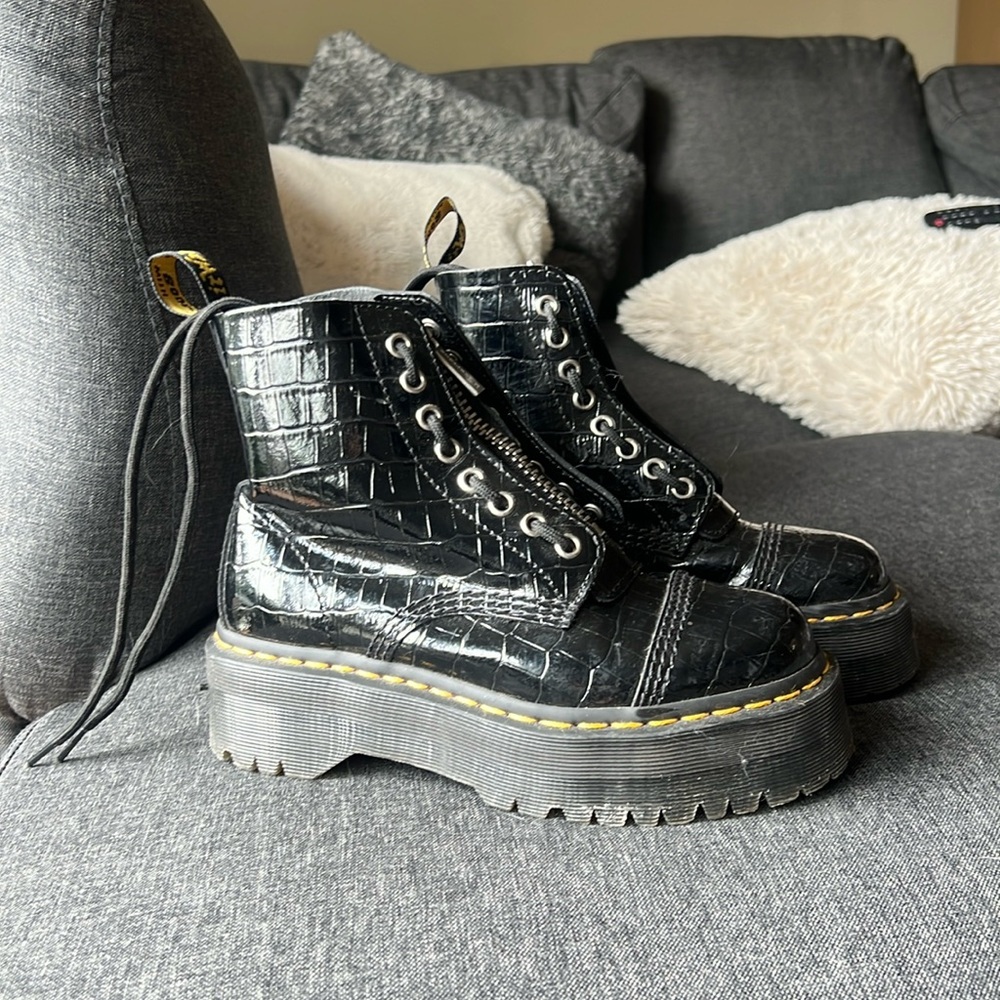 SINCLAIR DOC MARTENS CROC LEATHER PATENT Size 6
